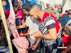 فلسطينيون يقومون بتعظيم شعائر الله في ذبح الأضاحي بما توفر بقطاع غزة رغم الحصار