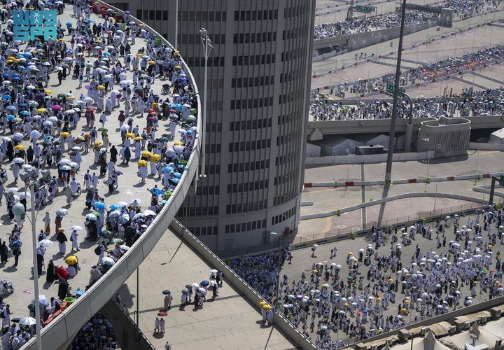 حجاج بيت الله الحرام يرمون جمرة العقبة ويطوفون بالكعبة قبل التحلل من الاحرام