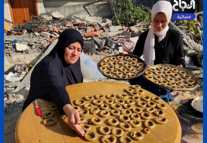 فلسطينيات يصنعن كعك العيد على أنقاض منازلهن المدمرة في خانيونس