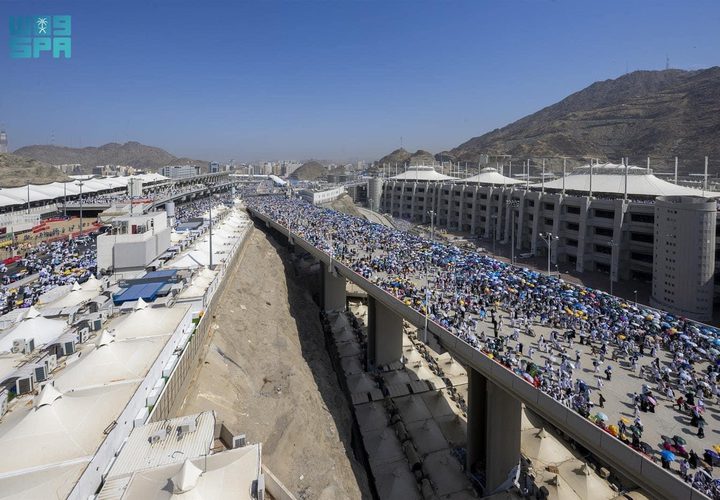 حجاج بيت الله الحرام يرمون جمرة العقبة ويطوفون بالكعبة قبل التحلل من الاحرام