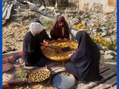 فلسطينيات يصنعن كعك العيد على أنقاض منازلهن المدمرة في خانيونس