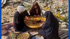فلسطينيات يصنعن كعك العيد على أنقاض منازلهن المدمرة في خانيونس