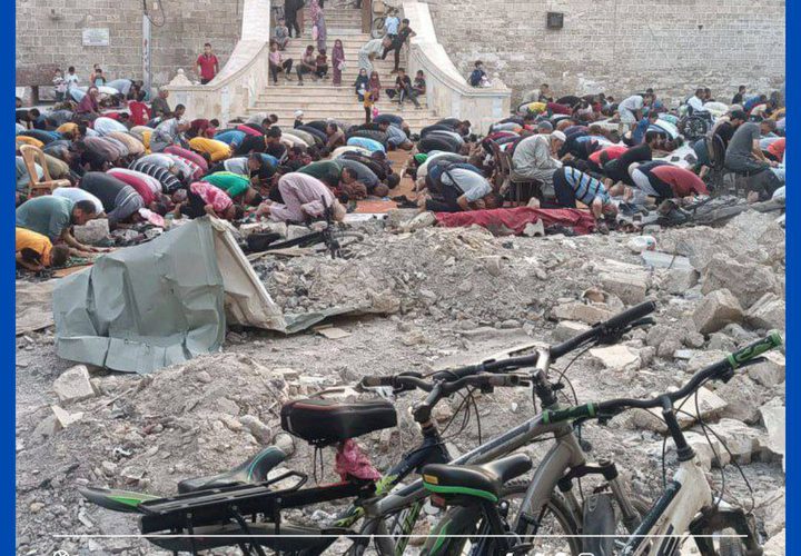الأهالي في مدينة غزة، يؤدون صلاة عيد الأضحى بجوار ركام المسجد العمري المدمر