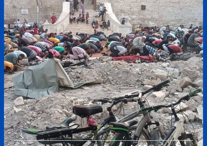 الأهالي في مدينة غزة، يؤدون صلاة عيد الأضحى بجوار ركام المسجد العمري المدمر