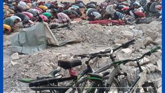 الأهالي في مدينة غزة، يؤدون صلاة عيد الأضحى بجوار ركام المسجد العمري المدمر