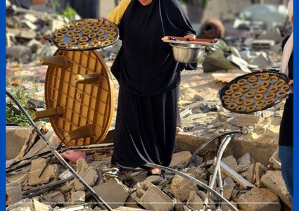 فلسطينيات يصنعن كعك العيد على أنقاض منازلهن المدمرة في خانيونس