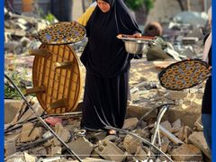 فلسطينيات يصنعن كعك العيد على أنقاض منازلهن المدمرة في خانيونس