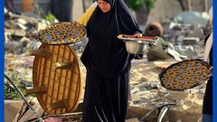فلسطينيات يصنعن كعك العيد على أنقاض منازلهن المدمرة في خانيونس