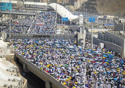 حجاج بيت الله الحرام يرمون جمرة العقبة ويطوفون بالكعبة قبل التحلل من الاحرام