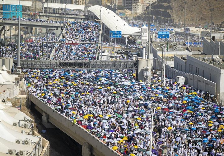 حجاج بيت الله الحرام يرمون جمرة العقبة ويطوفون بالكعبة قبل التحلل من الاحرام