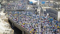 حجاج بيت الله الحرام يرمون جمرة العقبة ويطوفون بالكعبة قبل التحلل من الاحرام