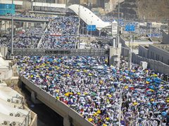 حجاج بيت الله الحرام يرمون جمرة العقبة ويطوفون بالكعبة قبل التحلل من الاحرام
