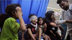 10 آلاف حالة بحاجة لعلاج عاجل خارج غزة وتحذير من "جريمة تجويع"