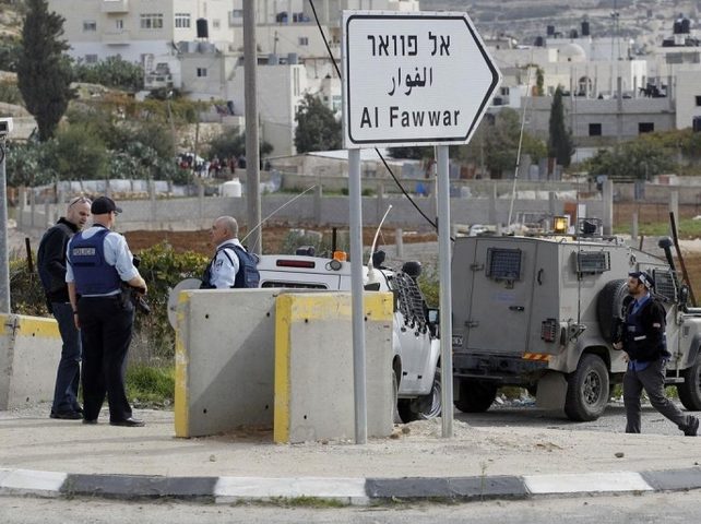 الاحتلال يغلق مدخلي الفوار والعروب ويداهم أحياء بالخليل ويطا