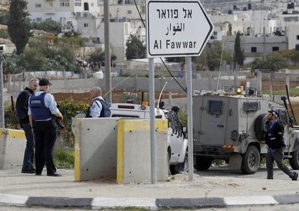 الاحتلال يغلق مدخلي الفوار والعروب ويداهم أحياء بالخليل ويطا