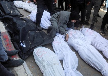 تحقيق لـ"أسوشييتد برس": عائلات وسلالات مًحيت بأكملها من السجلات المدنية في غزة