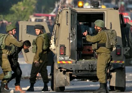 الاحتلال يعتقل ثلاثة شبان من حوارة