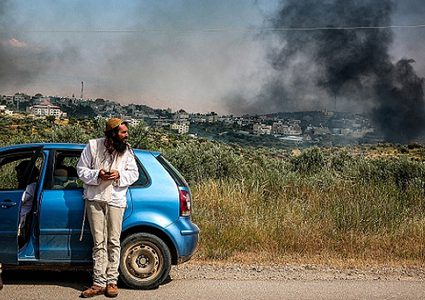 مستوطنون يحرقون مركبة ويهاجمون منازل جنوب نابلس