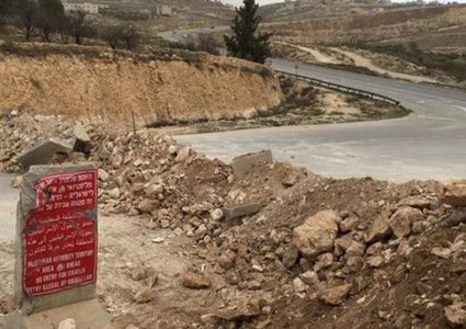 الاحتلال يغلق مدخل منزل وطريق جنوب بيت لحم