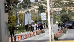 مستوطنون يتجمهرون قرب مدخل البيرة الشمالي