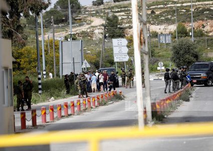 مستوطنون يتجمهرون قرب مدخل البيرة الشمالي