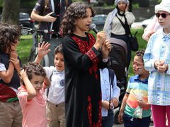 أطفال يشاركون في فعاليات بمونتريال الكندية دعماً لفلسطين