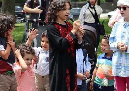 أطفال يشاركون في فعاليات بمونتريال الكندية دعماً لفلسطين
