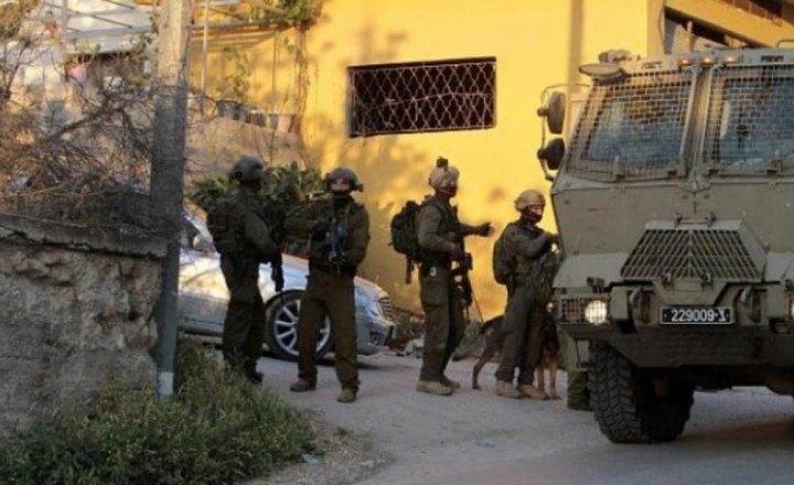 الاحتلال يعتقل مواطنين من بلدة بيتونيا غرب رام الله
