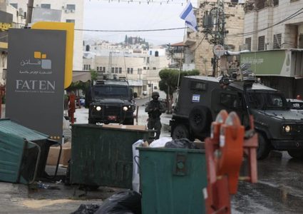 الاحتلال يمزق صور الشهداء على دوار كفر صور جنوب طولكرم