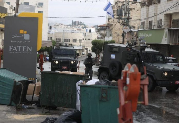 الاحتلال يمزق صور الشهداء على دوار كفر صور جنوب طولكرم