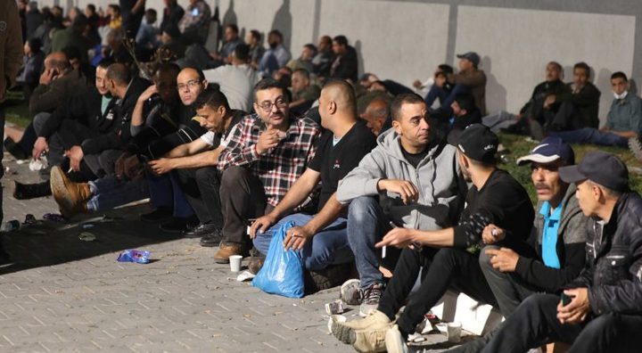 قوات الاحتلال تحتجز عددا من العمال شمال طولكرم