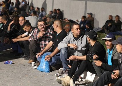 قوات الاحتلال تحتجز عددا من العمال شمال طولكرم