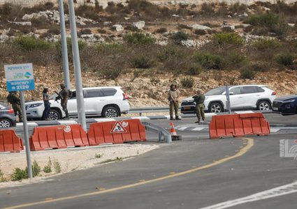 مستوطنون يغلقون مدخل البيرة الشمالي