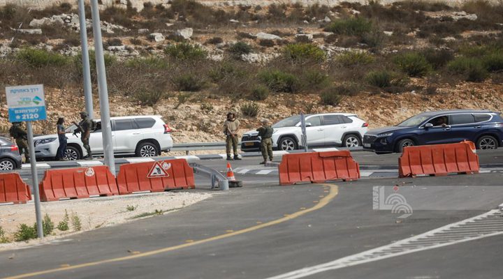 مستوطنون يغلقون مدخل البيرة الشمالي