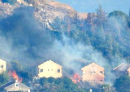 إصابة منزلين بصواريخ حزب الله في مستوطنة المطلة على الحدود الشمالية