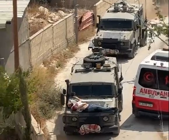 إصابة شابين بالرصاص الحي عند حاجز عسكري جنوب غرب جنين