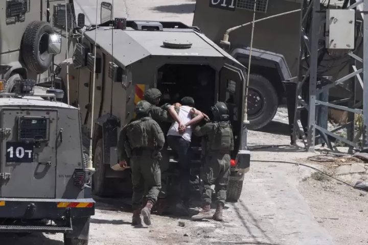 حملة اعتقالات تطال 25 مواطنا على الأقل من الضفة