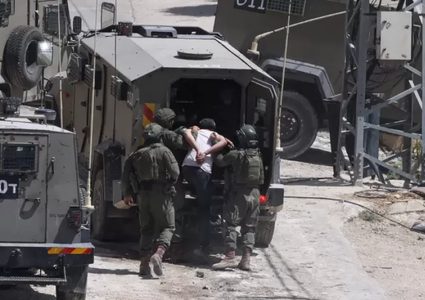 حملة اعتقالات تطال 25 مواطنا على الأقل من الضفة