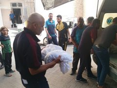 شهداء عائلة الجرو الذين ارتقوا بعد قصف الاحتلال مركز إيواء شرق غزة الليلة الماضية