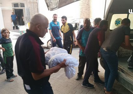 شهداء عائلة الجرو الذين ارتقوا بعد قصف الاحتلال مركز إيواء شرق غزة الليلة الماضية