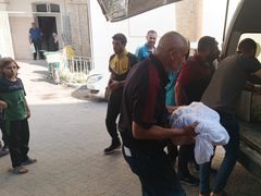 شهداء عائلة الجرو الذين ارتقوا بعد قصف الاحتلال مركز إيواء شرق غزة الليلة الماضية