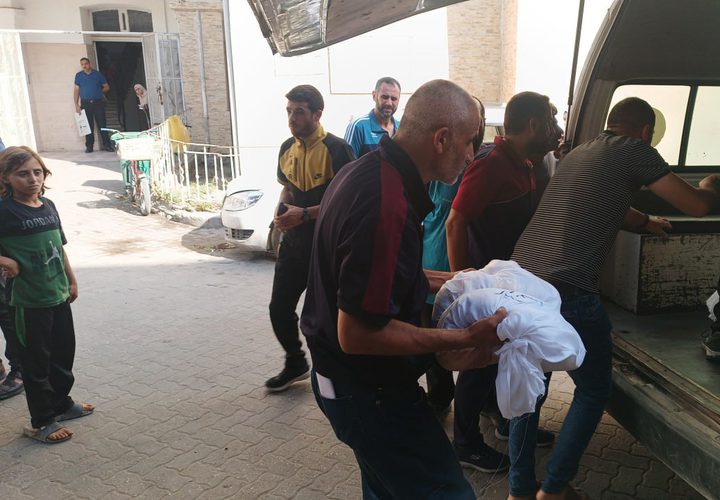 شهداء عائلة الجرو الذين ارتقوا بعد قصف الاحتلال مركز إيواء شرق غزة الليلة الماضية
