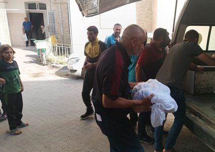 شهداء عائلة الجرو الذين ارتقوا بعد قصف الاحتلال مركز إيواء شرق غزة الليلة الماضية