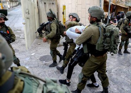 الاحتلال يعتقل شابا ويطلق الرصاص صوب جنازة في الخليل