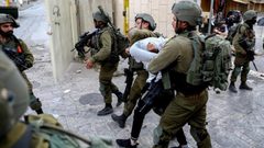 الاحتلال يعتقل شابا ويطلق الرصاص صوب جنازة في الخليل