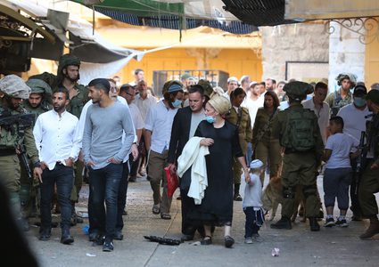 الاستيلاء على سوق الخضار وموقف "الكراج" بالبلدة القديمة بالخليل