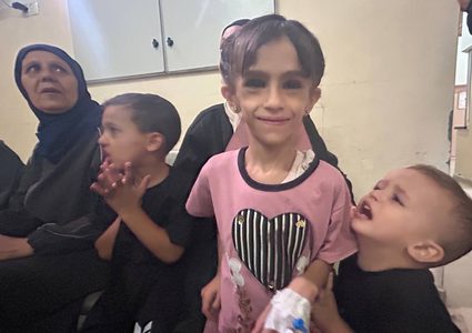 أول دفعة من أطفال غزة المصابين بالسرطان تغادرها للعلاج وآلاف المرضى ينتظرون