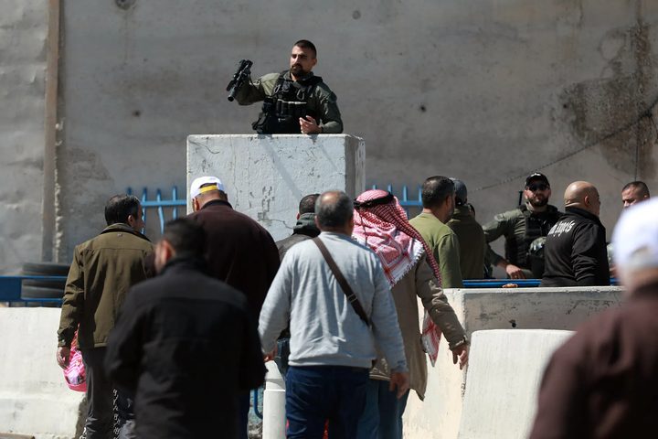 الاحتلال يعتقل 41 مواطنا عند حاجز الزعيم ويعتدي عليهم ويحجزهم تحت أشعة الشمس