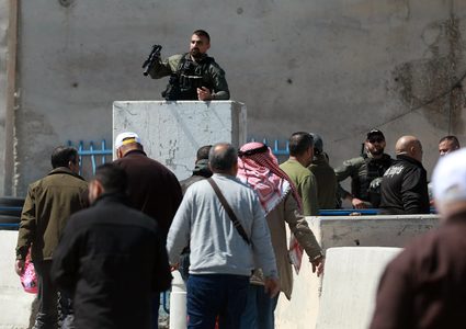 الاحتلال يعتقل 41 مواطنا عند حاجز الزعيم ويعتدي عليهم ويحجزهم تحت أشعة الشمس