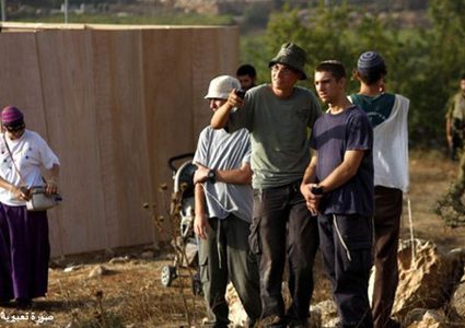 مستوطنون يهاجمون منازل المواطنين في البلدة القديمة من الخليل